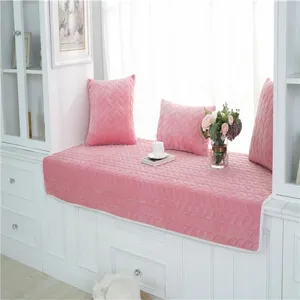 Conjunto de cojin para ventana de terciopelo rosa con textura en relieve, decoracion.