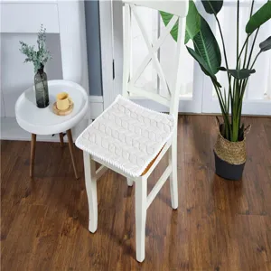 Plüsch Stuhlkissen Detailaufnahme mit weicher Strickstruktur in Beige für Esszimmerstuhl