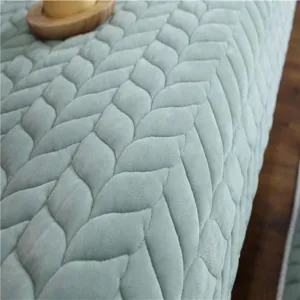 Dicker Plüsch Sofabezug für den Winter, salbeigrüner Sofaschoner mit feiner Blattprägung.