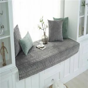 Vista detallada del cojín suave de terciopelo de cristal para ventana en gris, decoración acogedora.