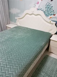 Fundas de colchón de felpa de terciopelo cristal suave con patrón de hojas acolchadas para dormitorio.