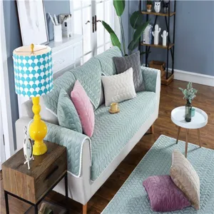 Conjunto moderno de funda de sofa de terciopelo cristal con alfombra y cojines suaves.