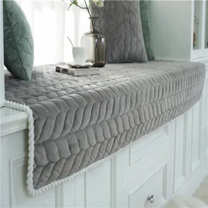 Alfombra de terciopelo cristal gris suave para ventanal con acolchado de hojas y pompones.