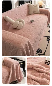 Dettaglio copridivano in peluche rosa texturizzato, morbida fodera per mobili universale.