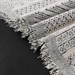 Schwarzer und weißer Chenille Sofabezug mit Fransen und Muster für moderne Wohnräume.