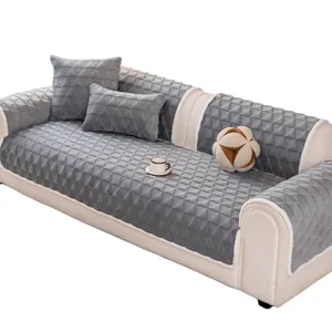 Verdichtete Kristall Samt Sofa Schonbezug grau dreieckig gesteppt rutschfester Schutz.