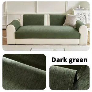 Détail de housse de canapé en chenille vert foncé, tapis de protection antidérapant.