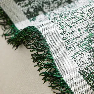 Noordse stijl chenille bankhoes met groen en wit geweven patroon en elegante franjes.