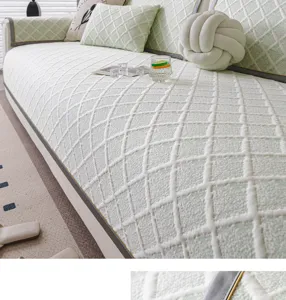 Gros plan du coussin de canapé rafraîchissant en soie de glace, texture tricotée respirante et motif élégant pour l'été.