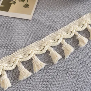 Minimalistische effen bankovertrek met elegante beige kwastjesrand voor huisdecoratie