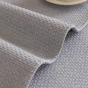 Grijs getextureerde bankhoes stof close-up met zacht geweven materiaaldesign voor interieurdecoratie.