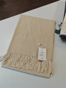 Beige einfarbige Kaschmir-Gefühl Fransen Schal Detailansicht, kuscheliges Winteraccessoire.