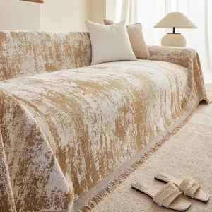 Chenille bankhoes detail, gestructureerde plaid met franjes, gezellige woonkamerdecoratie.