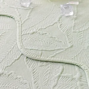 Funda de sofá ondulada de jacquard de punto de verano fresca en verde claro, vista de textura.