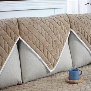 Nahaufnahme des dicken Winter-Plüschsofabezugs mit weicher Textur und gemütlichem beige Stoff.