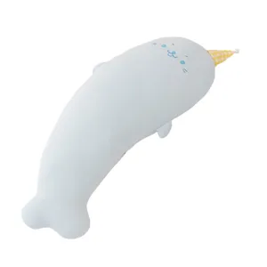 Lindo cojín de felpa con forma de foca azul, sombrero amarillo, larga muñeca de abrazo para cama.