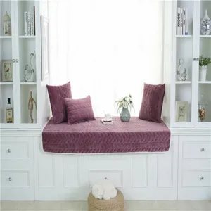 Vista detallada del cojín de ventana, acogedora textura de terciopelo morado, decoración elegante.