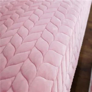 Dicker Plüsch rosa Sofakissenbezug Detailansicht, weiche gemütliche Winter Heimtextur.