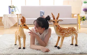 Gedetailleerd overzicht van schattige sika hert pluche, zacht gevuld knuffeldier als cadeautje.