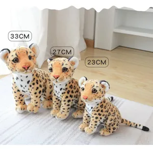 Detalle del peluche de leopardo lindo con diseño de animal de peluche suave y manchas realistas.