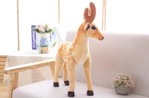 Gedetailleerd uitzicht van schattige sika hert pluche knuffel gezellig op de bank.