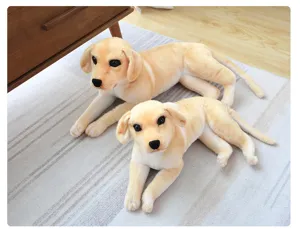 Παιχνίδι βελούδινου Golden Retriever, χαριτωμένο λούτρινο Labrador, μεγάλο μαξιλάρι.