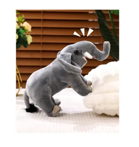 Detailansicht des niedlichen grauen Elefanten-Plüschtiers aus weichem Stoff in süßer Kletterpose.