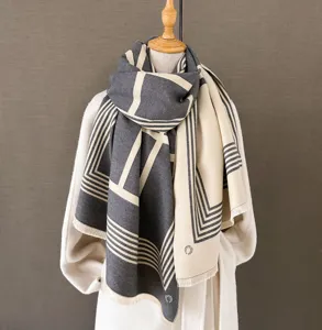 Detailansicht des dicken Damen Kaschmir-Gefühl Winterschals mit geometrischem Muster und Fransen.