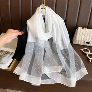 Vue détaillée du foulard en soie synthétique blanche avec motif floral perlé, polyvalent.