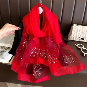 Écharpe rouge en imitation soie avec motif floral perlé, châle élégant pour femme.
