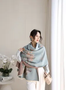 Vista dettagliata della sciarpa scialle donna invernale calda reversibile con stampa floreale.
