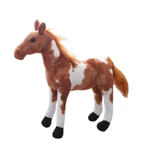 Simpatico cavallo di peluche marrone e bianco in piedi bambola animale per arredamento