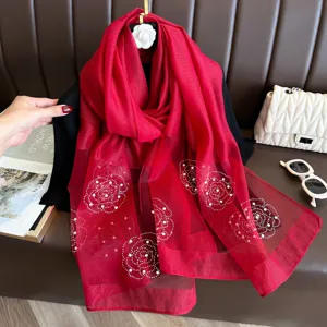 Écharpe en soie artificielle rouge avec détails de perles florales pour femmes.