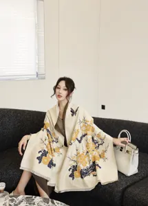 Vista dettagliata della sciarpa da donna spessa con ricamo floreale, stile molto caldo ed elegante.