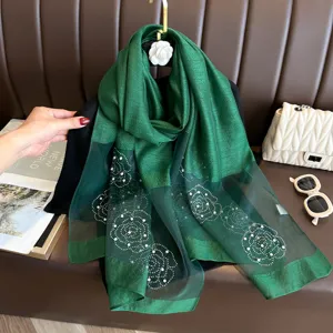 Foulard en soie verte avec design floral perles strass, châle élégant pour femme et tour de cou.