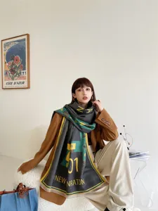 Stylischer Damen Kaschmirgefühl Schal mit Buchstaben Muster, kuscheliger warmer Winterschal.