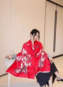Elegante sciarpa spessa da donna scialle floreale rosso caldo versatile capo dettaglio vista