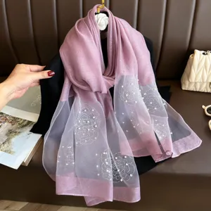 Foulard en soie rose avec motif de roses perlé élégant châle léger pour femme