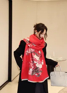 Sciarpa invernale rossa spessa con elegante stampa di fiori di prugno, scialle caldo.