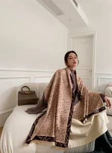 Gemütlicher winterlicher Damenschal mit Bärenmuster, eleganter warmer Schal für kühle Tage.