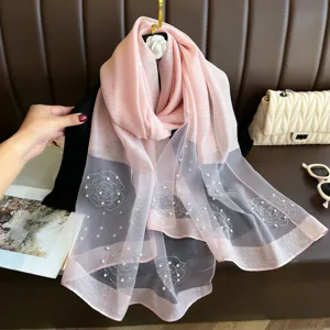Foulard rose effet soie élégant avec délicats motifs floraux en perles, accessorio polyvalent.