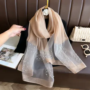 Foulard en imitation soie avec motif floral perlé, châle univoque élégant pour femmes.