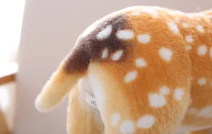 Schattig sika hert pluche speelgoed detailweergave, zachte knuffelpop met mooie staart en stippen.