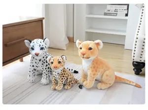 Vista detallada del bonito conjunto de peluches de animales salvajes con cachorros.