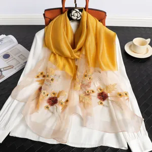 Sciarpa in seta degradé autunno inverno con ricamo floreale, elegante scialle trasparente.