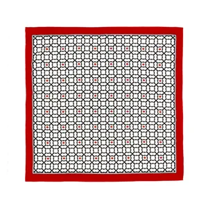 Vista dettagliata di foulard quadrato in seta con motivo geometrico, foglia d'acero e bordo rosso.