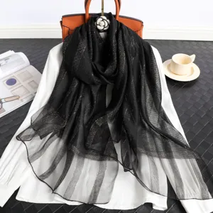 Langer schwarzer metallischer Schal Damen, eleganter schimmernder Stil für Herbst und Winter.