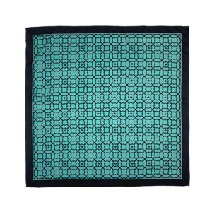 Vista dettagliata del foulard in seta retrò di lusso con motivo geometrico turchese e nero.