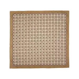 Vista dettagliata del foulard quadrato con stampa geometrica vintage e bordo pulito.