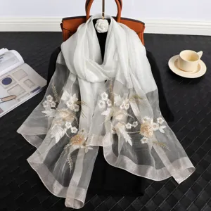 Elegante sciarpa di seta ricamata con fiori bianchi stile lusso moda leggera scialle